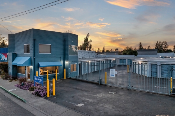 Facility photo: //images.sparefoot.com/medium/23775768afa2b4be287.jpg