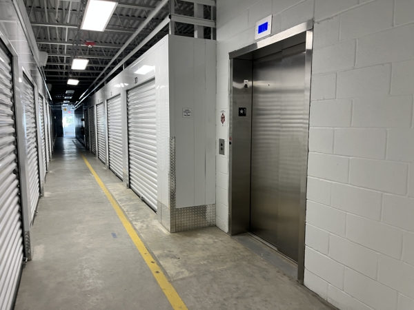 Facility photo: //images.sparefoot.com/medium/23776867083180dd425.jpg
