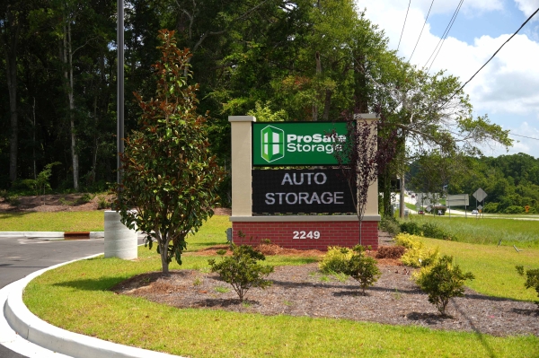 Facility photo: //images.sparefoot.com/medium/237773689e520194bee.jpg