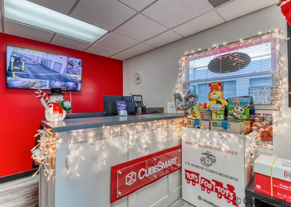 Facility photo: //images.sparefoot.com/medium/237774698d9170360c2.jpg