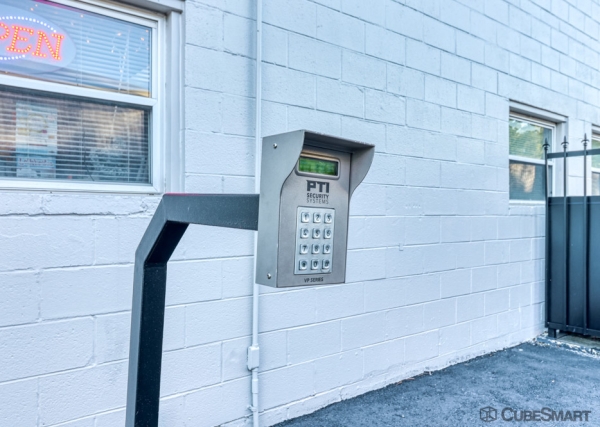 Facility photo: //images.sparefoot.com/medium/2377746a2a62c72097f.jpg
