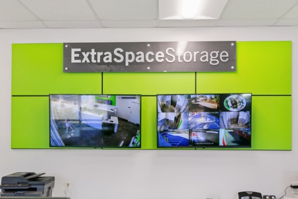 Facility photo: //images.sparefoot.com/medium/2379056994315cbf9c6.jpg