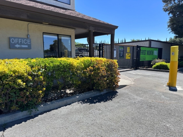 Facility photo: //images.sparefoot.com/medium/2379066994313e7daeb.jpg