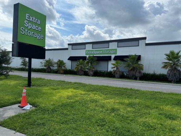 Storage Units at Extra Space Storage - 6565 - Fort Myers - Colonial Blvd - 2670 Colonial Boulevard