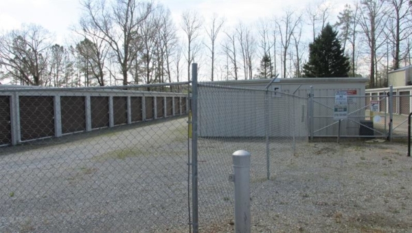 Facility photo: //images.sparefoot.com/medium/2379156a05cb48ea76c.jpg