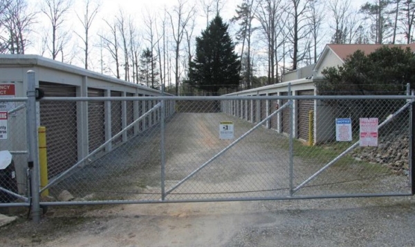 Facility photo: //images.sparefoot.com/medium/2379156a05cb51e43fb.jpg