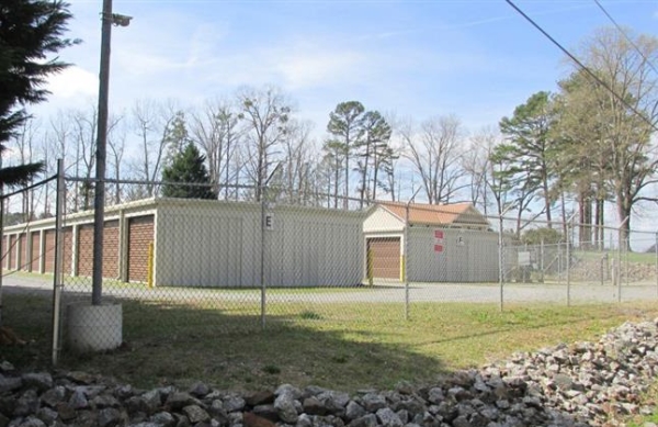 Facility photo: //images.sparefoot.com/medium/2379156a05cb5eede84.jpg