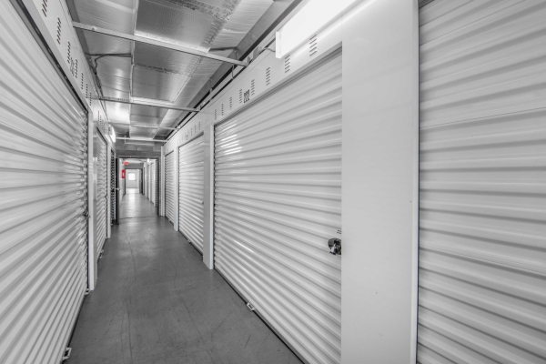 Facility photo: //images.sparefoot.com/medium/23791668f26bf086554.jpg