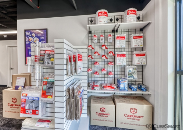 Facility photo: //images.sparefoot.com/medium/238047691eee9d4e53d.jpg