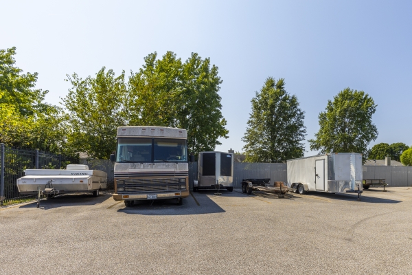 Facility photo: //images.sparefoot.com/medium/2380856914e1e885538.jpg