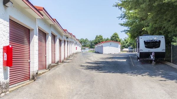 Facility photo: //images.sparefoot.com/medium/23808968892e2716dcb.jpg