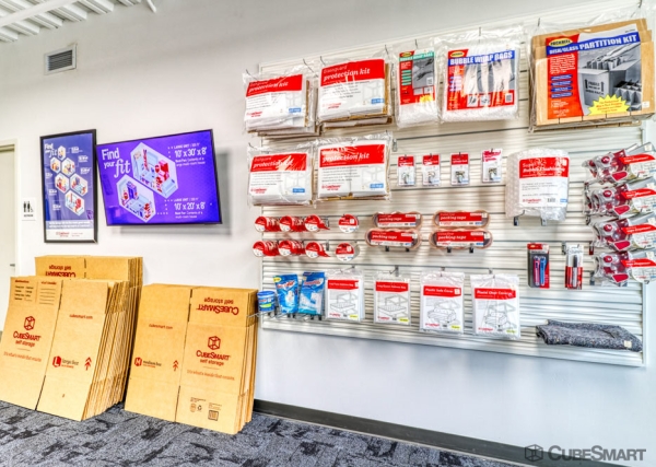 Facility photo: //images.sparefoot.com/medium/23810868809f9966e98.jpg