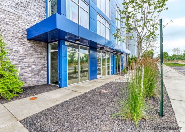 Facility photo: //images.sparefoot.com/medium/2381086985b430556af.jpg