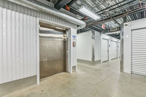 Facility photo: //images.sparefoot.com/medium/2381366887d28f89ace.jpg