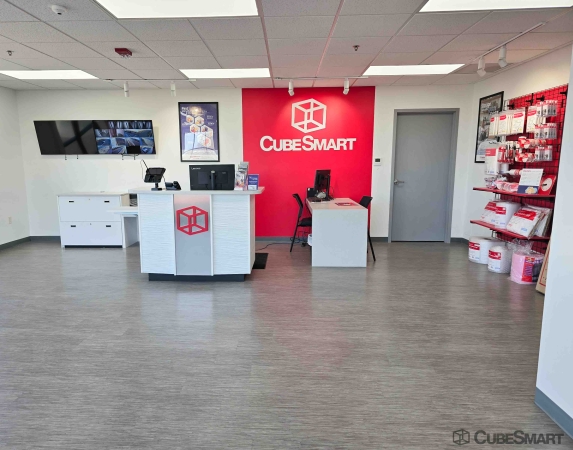 Facility photo: //images.sparefoot.com/medium/2381886893175892ffa.jpg