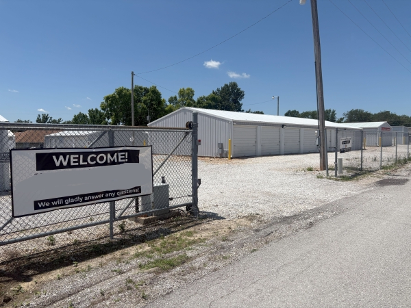 Facility photo: //images.sparefoot.com/medium/23819468b750392c054.jpg