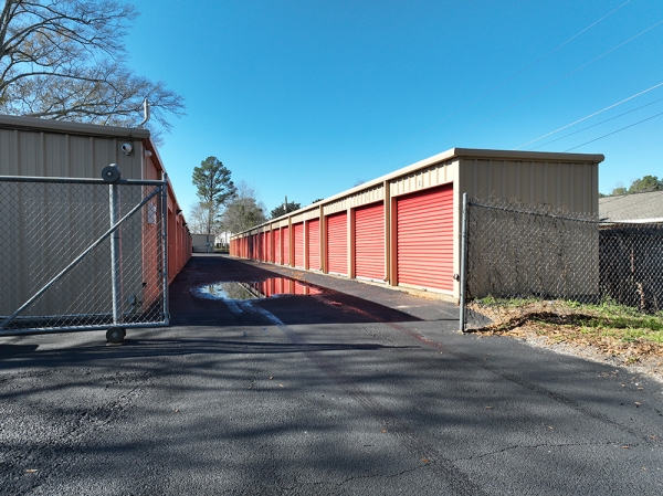 Facility photo: //images.sparefoot.com/medium/23822468f8256eeade1.jpg