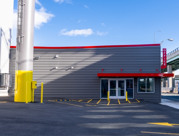 Facility photo: //images.sparefoot.com/medium/23830267e19a94c0c8e.jpg