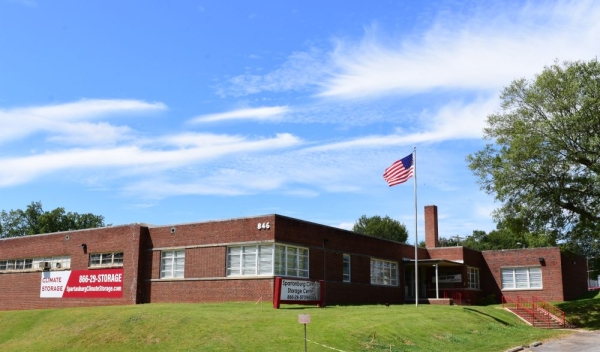 Facility photo: //images.sparefoot.com/medium/238315695ebf61a3943.jpg