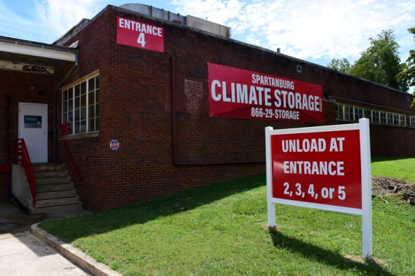 Facility photo: //images.sparefoot.com/medium/238315695ebf62a95f0.jpg