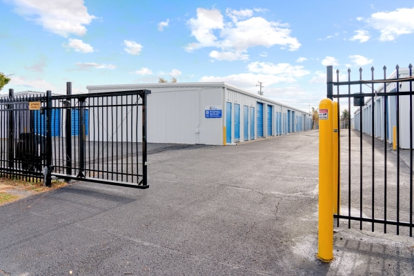 Facility photo: //images.sparefoot.com/medium/238321691f61eb8460f.jpg