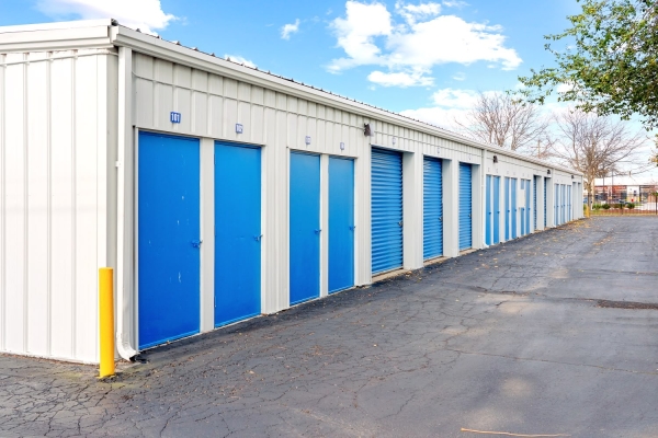 Facility photo: //images.sparefoot.com/medium/238321691f61ed8b2ce.jpg