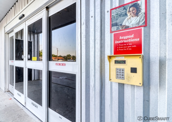 Facility photo: //images.sparefoot.com/medium/2383266903414163fc8.jpg