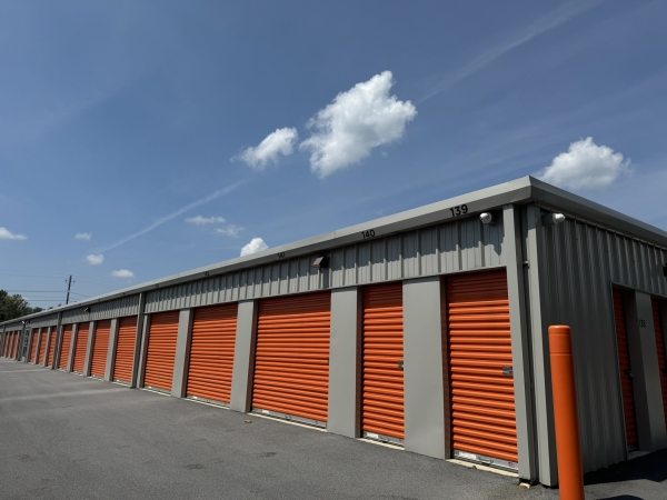 Facility photo: //images.sparefoot.com/medium/238423672a8e8f5a224.jpeg