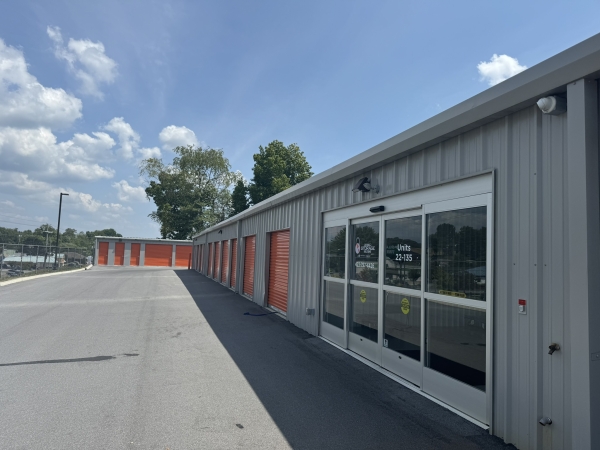 Facility photo: //images.sparefoot.com/medium/238423672a8e933e319.jpeg
