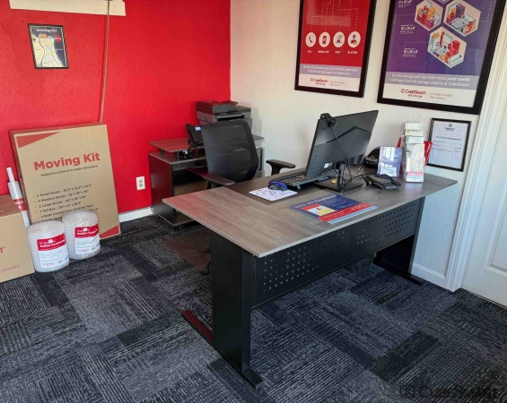 Facility photo: //images.sparefoot.com/medium/23848069f599f3b1820.jpg