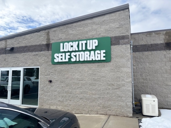 Facility photo: //images.sparefoot.com/medium/23848868c2fce23f86e.jpg