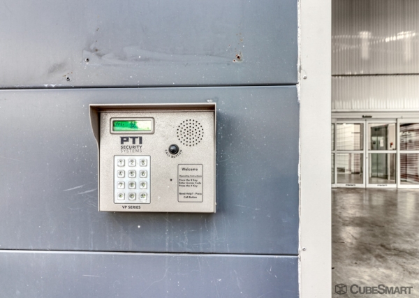 Facility photo: //images.sparefoot.com/medium/23848968833a4c9d2de.jpg