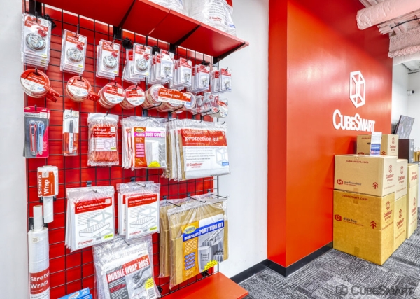Storage Units at CubeSmart Self Storage - 3971 Colonial Blvd - FL - 3971 Colonial Boulevard
