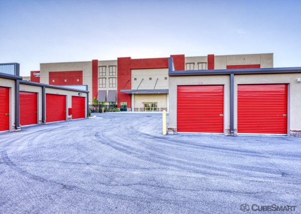 Storage Units at CubeSmart Self Storage - 3971 Colonial Blvd - FL - 3971 Colonial Boulevard