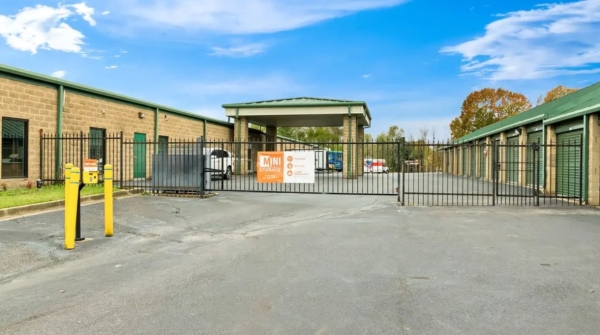 Facility photo: //images.sparefoot.com/medium/23869368d6c75bbe022.jpg