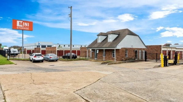 Facility photo: //images.sparefoot.com/medium/23870068d6c9310d313.jpg