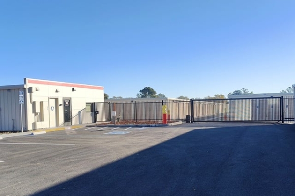 Facility photo: //images.sparefoot.com/medium/2387186a25712032331.jpg