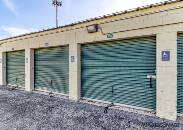 Facility photo: //images.sparefoot.com/medium/238720689325ea2a633.jpg