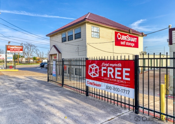 Facility photo: //images.sparefoot.com/medium/23872068c93546f1a9a.jpg