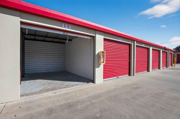 Facility photo: //images.sparefoot.com/medium/23883269cfcf04b17af.jpg