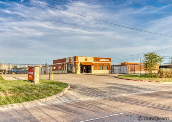 Facility photo: //images.sparefoot.com/medium/2388976880a33e91180.jpg