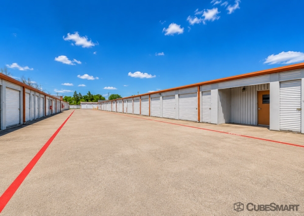 Facility photo: //images.sparefoot.com/medium/2388996a3656fd2f5d4.jpg