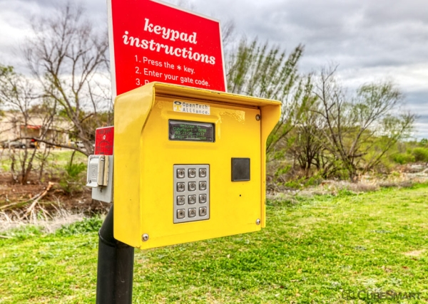 Facility photo: //images.sparefoot.com/medium/2389026943d32e2f0c0.jpg