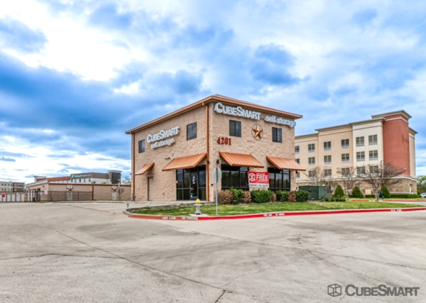 Facility photo: //images.sparefoot.com/medium/23890269de14e4cf6c3.jpg