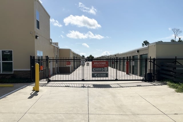 Facility photo: //images.sparefoot.com/medium/2389066a0c66cabac42.jpg