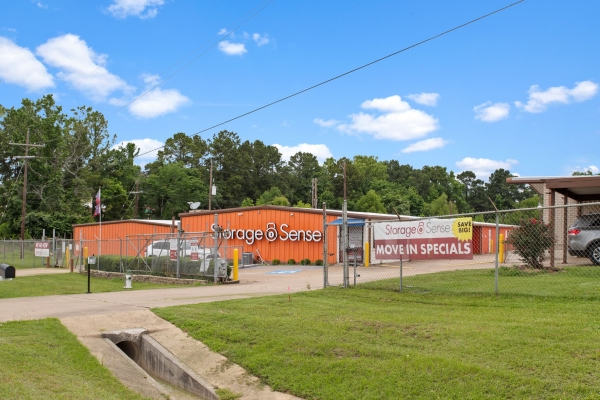 Facility photo: //images.sparefoot.com/medium/2389186883e0c028e16.jpg
