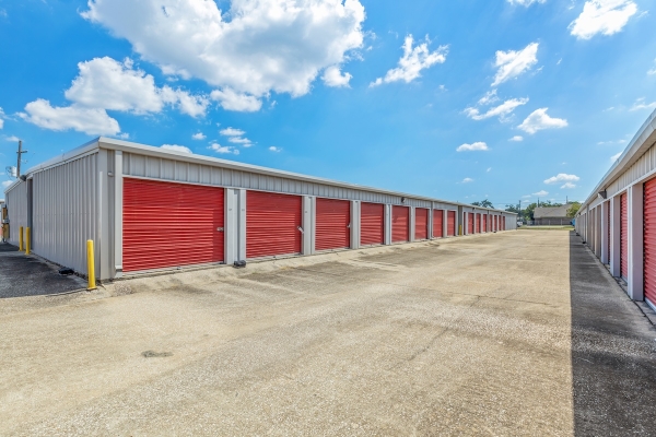 Facility photo: //images.sparefoot.com/medium/238920690e27349f1d6.jpg