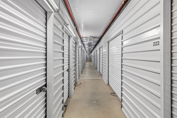 Facility photo: //images.sparefoot.com/medium/238920690e27359eb04.jpg