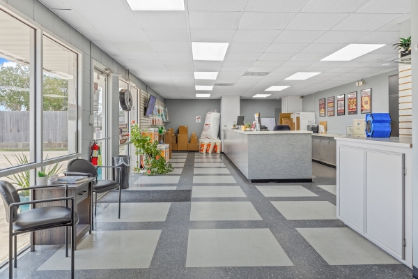 Facility photo: //images.sparefoot.com/medium/238920690e273bb766d.jpg