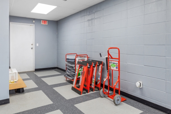 Facility photo: //images.sparefoot.com/medium/238920690e273d52dfa.jpg